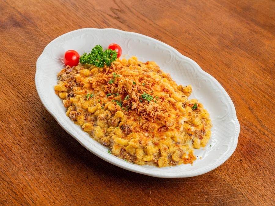 Käsespätzle mit geschmälzten Zwiebeln