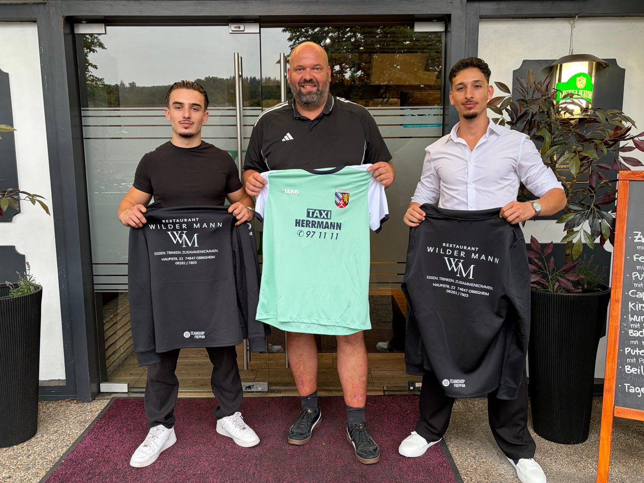 Übergabe der neuen Trainingsanzüge an den SV Obrigheim