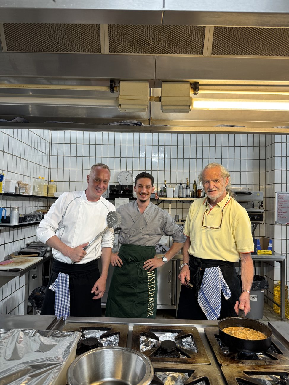 Marcel Schön, Karim Afsa und Anton Jesacher in der Küche des Wilder Mann